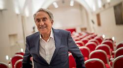 Addio ad Emilio Fede, "Sciupone l'Africano": gli ultimi stipendi d'oro di Mediaset e le spese pazze al casinò: "Ho sperperato tutto". Ecco quanto gli era rimasto nel conto corrente