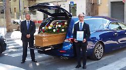 Terni, commosso addio al finanziere trovato morto in garage. Il ricordo della sorella durante i funerali