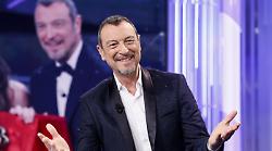 Amadeus compie 63 anni. Gli aneddoti poco conosciuti, l'incontro con la moglie Giovanna e la rivoluzione del Festival di Sanremo