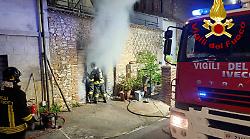 Incendio divora un minimarket a Calvi dell'Umbria. Le fiamme divampate nella notte