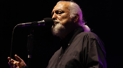Eugenio Finardi, la magia del concerto a Gubbio con mezzo secolo di musica d'autore. Domani l'appuntamento a Collazzone