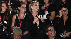 Venezia 82, a Emanuela Fanelli il Salsicciotto d'oro: "Questo premio è un sogno che non sapevo di sognare"