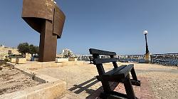 Viaggio a Birzebbuga sulle coste di Malta, tra ombrelloni e container nella città che vide la fine della Guerra Fredda