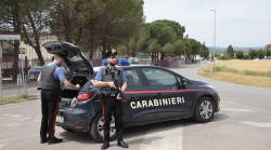 Rubano alcolici e cosmetici per 700 euro: arrestati due cittadini georgiani