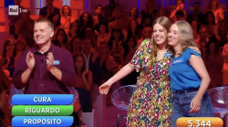 Reazione a catena, vincono ancora Gli Smamma. Sui social: "Bravissimi questi concorrenti. Ah già, solo Canale 5 fa programmi intelligenti"