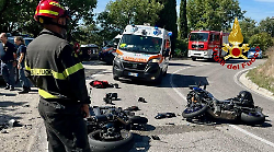 Scontro frontale tra due moto: tre feriti, uno grave trasportato in elisoccorso