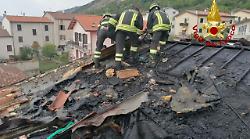 In fiamme il tetto di una casa a Sigillo: incendio domato dai vigili del fuoco