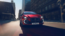 Renault svela la nuova Clio, cosa cambia: design, motorizzazioni ed equipaggiamenti. Arriva nel 2026