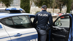Panico in centro storico 32enne tunisino aggredisce gli agenti: denunciato 