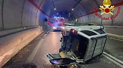 Incidente autonomo nella galleria della SS79bis: conducente illeso