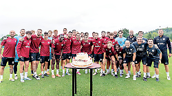 L'Arezzo di Bucchi prima posa con la torta del 102° poi prova le strategie anti Juve