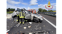 Si ribaltano con l'auto in autostrada ed escono da soli in mezzo al traffico: salvi