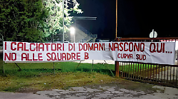 Striscioni dei tifosi contro le squadre B dei grandi club. L'Arezzo affronta la Juve Next Gen per sfatare il tabù