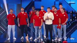 Terni, la squadra di calcio con Adriano Aquili sul palco di X Factor. Tutti a tifare per il compagno in arte "Più o Mino"