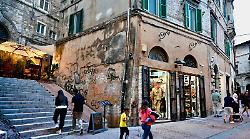 Era l'incubo dei commercianti di Perugia: furti, rapine e aggressioni nei negozi del centro. In carcere un 25enne