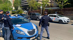 Cerca di scappare dai controlli e viene trovato con hashish nello zaino. Denunciato 29enne