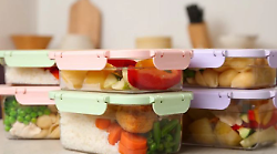 A scuola o al lavoro: pausa pranzo con la schiscetta. Ecco chi ha inventato questa parola e alcune ricette gustose, anche con pochi carboidrati, senza glutine e low cost