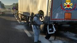 Orvieto, tamponamento sull'Autosole. Coinvolto un tir carico di liquido inquinante. Ferito un autista