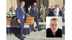 Folla per l'addio al ristoratore morto in moto. Don Alvaro: "Emanuele appartiene alla città". La figlia: "Il babbo migliore, dammi la forza". Perizia sullo scontro