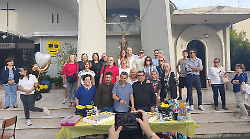 Scuola di musica compie 40 anni e gli allievi si ritrovano per la festa a sorpresa al maestro