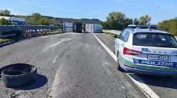 Terni, autotreno si ribalta su un fianco e blocca interamente l'autostrada A1. Sotto shock l'autista, code e uscita obbligatoria a Orte