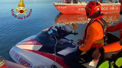 Incidente al Lago, batte la testa e cade dal gommone: giovane disperso. Lo cercano con droni ed ecoscandagli