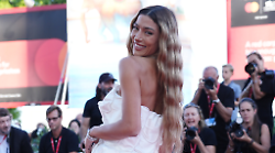Soleil Sorge, chi è la modella italo-americana ospite a Verissimo: la partecipazione a Uomini e Donne, il triangolo con Alex Belli, la mamma Wendy