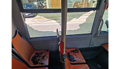 Rotto un vetro sul bus della linea delle scuole: nessun ferito, si indaga sulle immagini