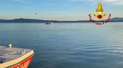 Disperso nel lago Trasimeno, ricerche senza sosta dei vigili del fuoco con droni, sommozzatori ed elicottero