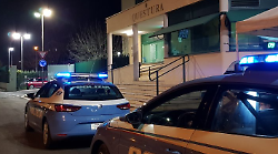 Dà in escandescenze al bar, scoppia la lite e volano oggetti. Scatta l'arresto e il daspo Willy per un 24enne