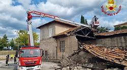 Crolla parte dell'ex deposito di vagoni della ferrovia Spoleto-Norcia: sul posto i vigili del fuoco