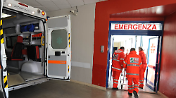 Incidente frontale tra un'auto e un furgone: tre feriti e un codice rosso