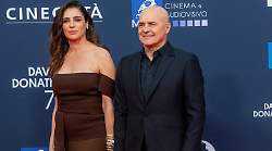 Luca Zingaretti e la moglie Luisa Ranieri: "Per conquistarla le ho provate tutte". La storia d'amore nata sul set