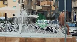 Assisi,  si spoglia nudo in piazza Garibaldi e si lava nella fontana pubblica 