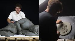 Dall'Umbria alla Francia, il giovane scultore eugubino conquista Parigi. Ora la sua opera in piazza a Perugia