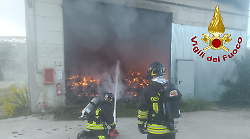 A fuoco un deposito di gomma tritata, operazioni di spegnimento ancora in corso