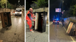 Pianoforte in mezzo alla strada nel sottopasso in città, arriva l'ambulanza e lo strumento deve essere spostato