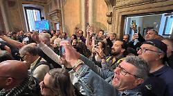 Terni, caos in consiglio: folla in aula al grido "dimissioni". Bandecchi: "Con queste persone alla fine le ragazze ternane andranno in giro con il velo"
