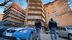 Viola il divieto di avvicinamento e si presenta sotto casa dell'ex moglie minacciando di buttare giù il portone: arrestato 47enne