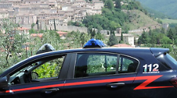 Si finge una conoscente, lo abbraccia e gli strappa dal collo una collana d'oro. Arrestata una donna di 35 anni 