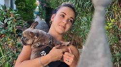 Greta compie 18 anni e invita amici e familiari a devolvere i regali al canile 