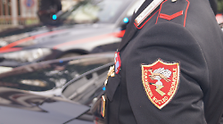 Aggredisce una turista danese, le strappa la collana dal collo e spintona il marito. Poi fugge con l'aiuto del complice: denunciati due uomini