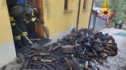 Incendio a Castellare Grello, in fiamme una legnaia con 180 quintali di legna
