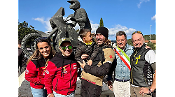 Simone delle Iene e il piccolo Davide in moto e sidecar davanti alla statua di Fabrizio Meoni tra i 400 della Transitalia marathon