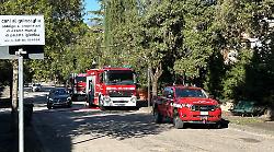 Incendio in un palazzo, donna messa in salvo con l'autoscala