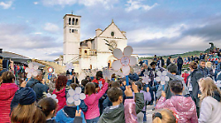 San Francesco, patrono d’Italia: Assisi celebra con 2.000 pellegrini. Presenti la premier Meloni e il ministro Giuli