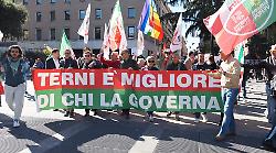 Terni, dopo il corteo cresce il fronte della protesta contro il sindaco Bandecchi. Fratelli d'Italia: "L'incubo deve finire"