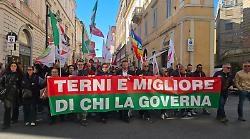 Terni, massiccia adesione al corteo di protesta contro il sindaco Bandecchi. Slogan, striscioni e bandiere al vento