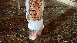 Terni, trovato vicino al Comune fantoccio di Bandecchi a testa in giù. Esaminati i filmati delle telecamere. Solidarietà dal mondo politico