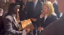 Stefania Proietti dona un libro sull'Umbria alla premier Giorgia Meloni: il video